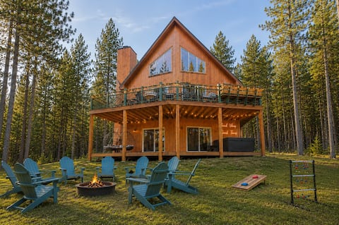 Speakeasy Cinema|Hot Tub|Sauna|2min Torch Lake
