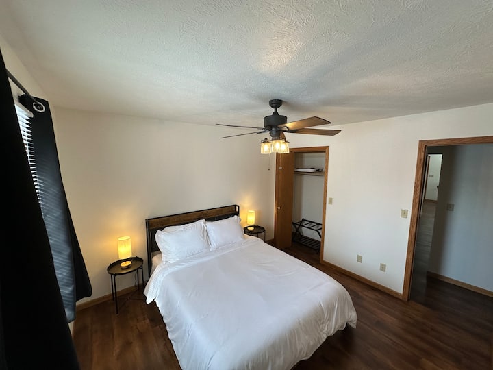 在第二间卧室，您可以在这张舒适的记忆海绵标准双人床上慢慢醒来。 多亏了每间卧室的遮光窗帘，您都可以随心所欲地睡觉！
