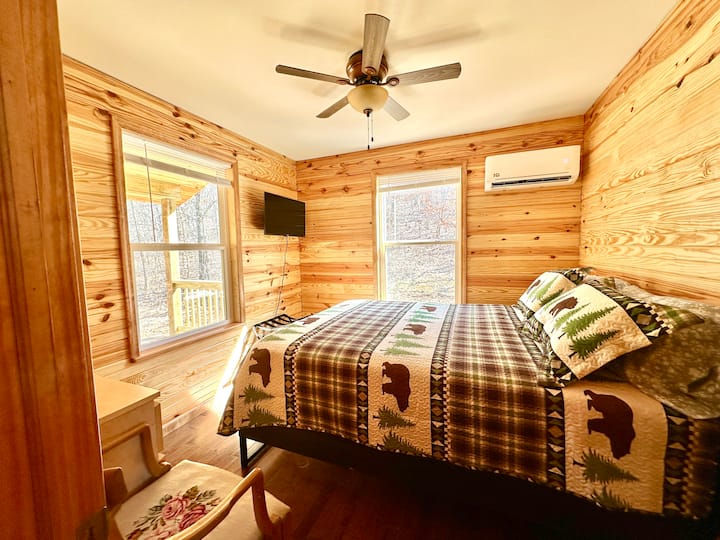 .Montauk Valley Cabins . 2 bedroom cabin 3 miles from Montauk State Park. Udobni bračni kreveti (160x200), stropni ventilator, zasebno regulirano mini grijanje i zrak u svakoj spavaćoj sobi, Wi-Fi, Hulu, Netflix, drveni podovi, po dva prozora u svakoj spavaćoj sobi
