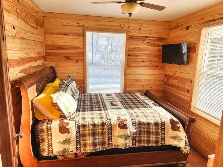 .Montauk Valley Cabins . 2 bedroom cabin 3 miles from Montauk State Park. Udobni bračni kreveti (160x200), stropni ventilator, zasebno regulirano mini grijanje i zrak u svakoj spavaćoj sobi, Wi-Fi, Hulu, Netflix, drveni podovi, po dva prozora u svakoj spavaćoj sobi
