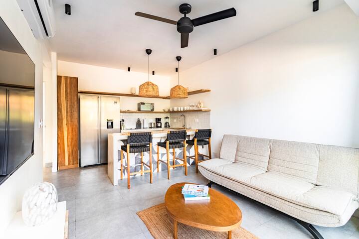Prime Location: 1 BR, King Bed, Kitchen, Full WiFi