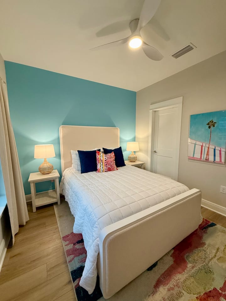 Queen bedroom w ensuite full bath