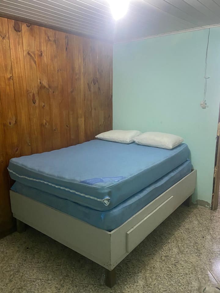 غرفة  3 بسرير مزدوج واحد وفراش مزدوج إضافي.