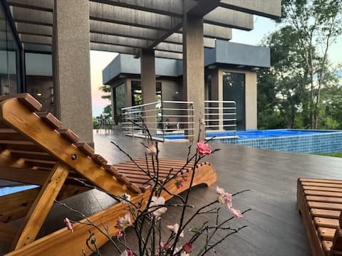 Luxury mansion 7 bedrooms 23 people