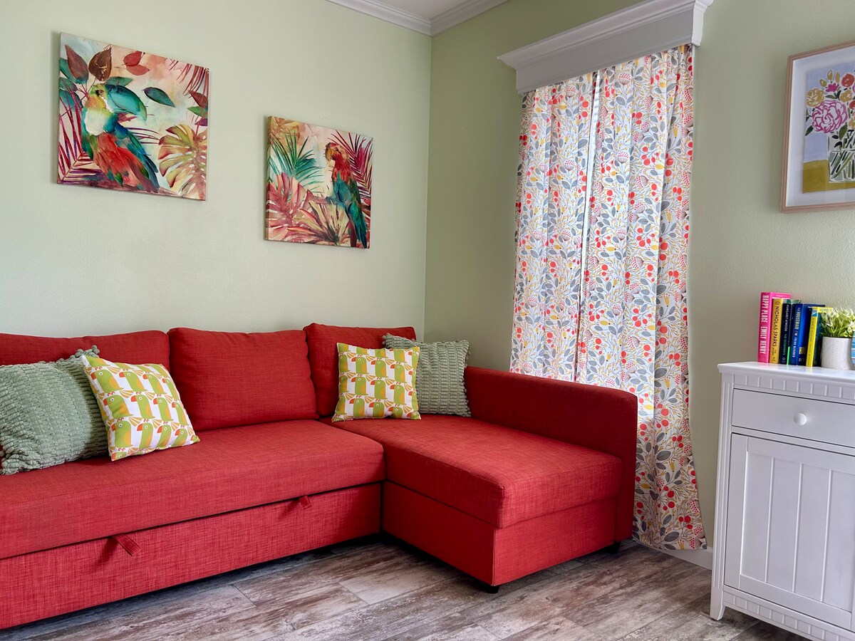 Bienvenue dans notre refuge tropical ! Notre chalet a une ambiance tropicale amusante qui garde un sourire sur votre visage. 