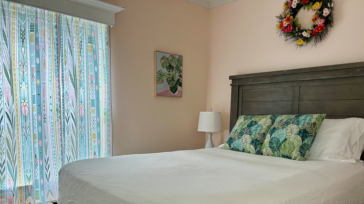 Détendez-vous dans notre chambre privée confortable avec un lit queen size confortable, beaucoup de rangement et Roku TV