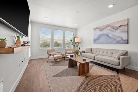 Top performing Airbnb: Downtown 2BR 2BA | Walk to Delta Center + Views in Capitol Hill