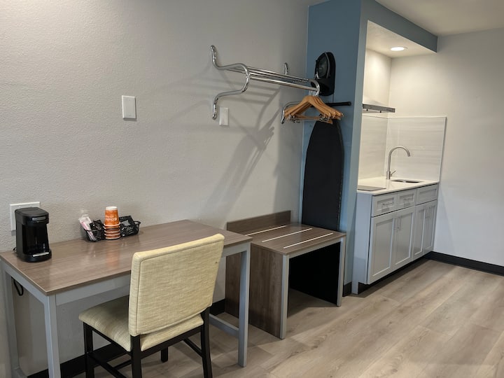 1 King Studio - Free Breakfast Included - Tracy, CA