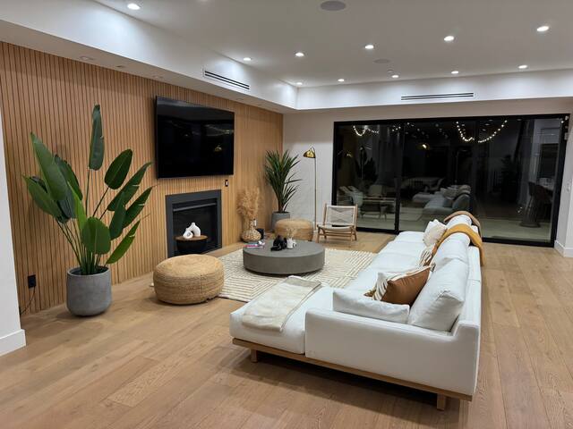 Modern Villa with Pool and Spa gallery image 3