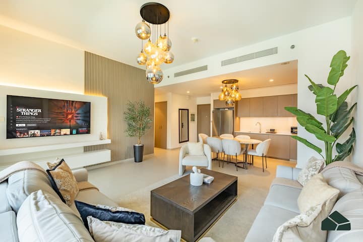 Relájate con comodidad mientras disfrutas de una elegante combinación de decoración moderna y ambiente acogedor.