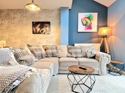 Stylish 3 Bed House with Garden