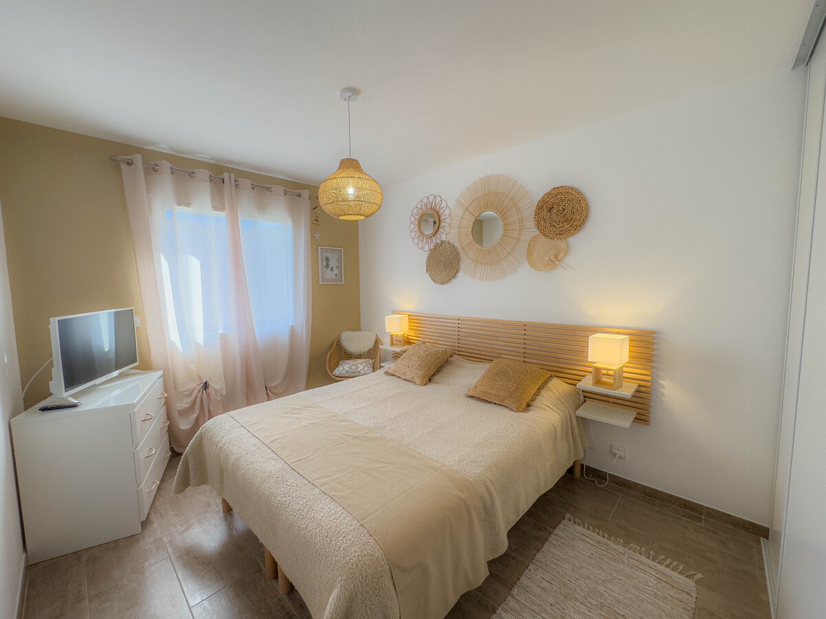 可借用婴儿雨伞床（无床单和毯子） 