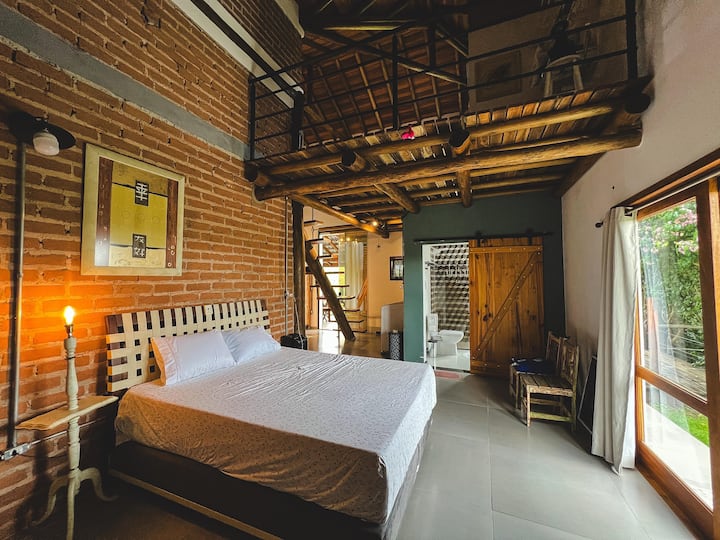 Apartmán na prízemí má manželskú posteľ, závesy, inteligentný televízor so 149 kanálmi a teplé biele osvetlenie.
