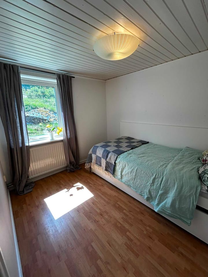 Rummet är inrett med en säng (200x90 cm) och en utdragbar undersäng (190x80 cm)