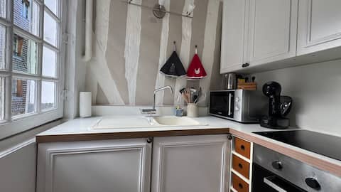 Popular Airbnb listing: Rated 3 stars * * * Downtown - 15th century in Honfleur