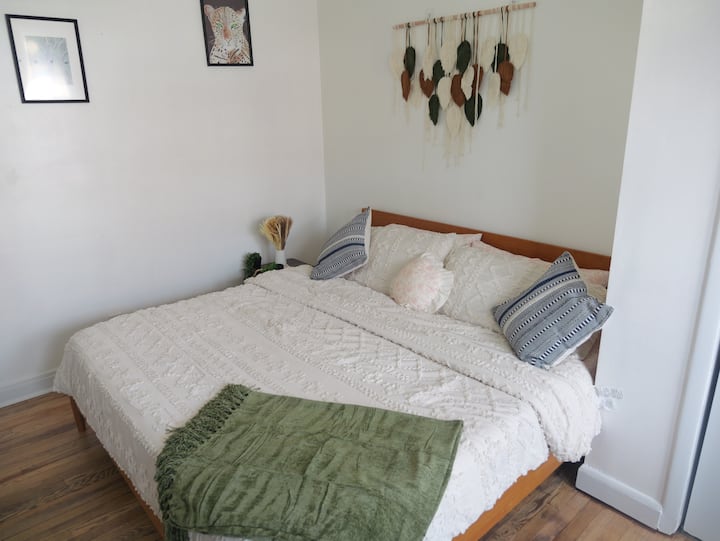 Priestranná súkromná hlavná spálňa s manželskou posteľou