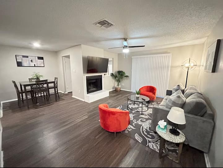 Atx Hideout  King Bed + Pool! - Austin, TX