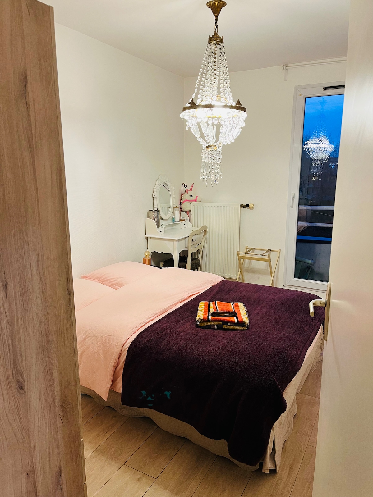 Kleine slaapkamer met tweepersoonsbed 140x190 cm.
Kast, balkon.
Absoluut stil.