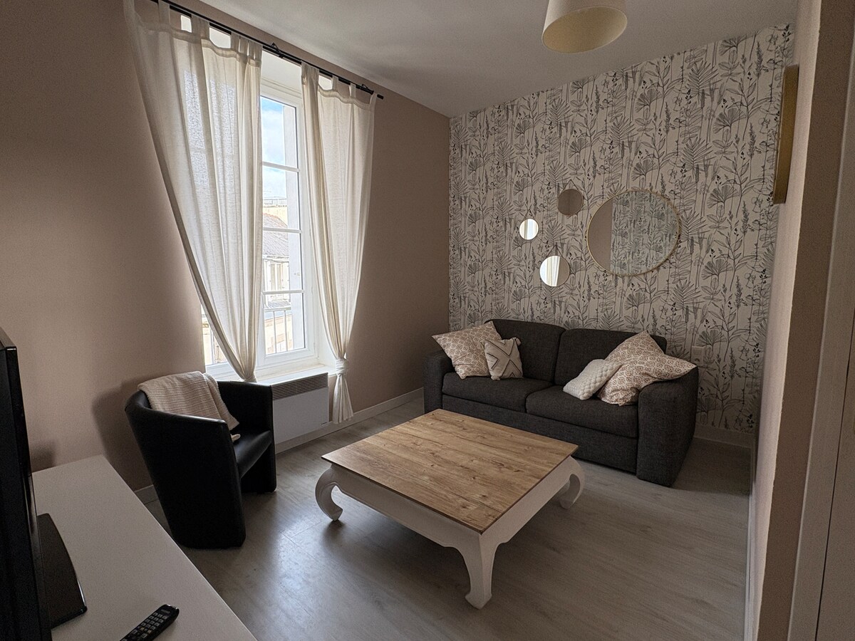 Popular Airbnb listing: T2 Centre Cap Horn - LINEN provided - CELLAR in Quimper