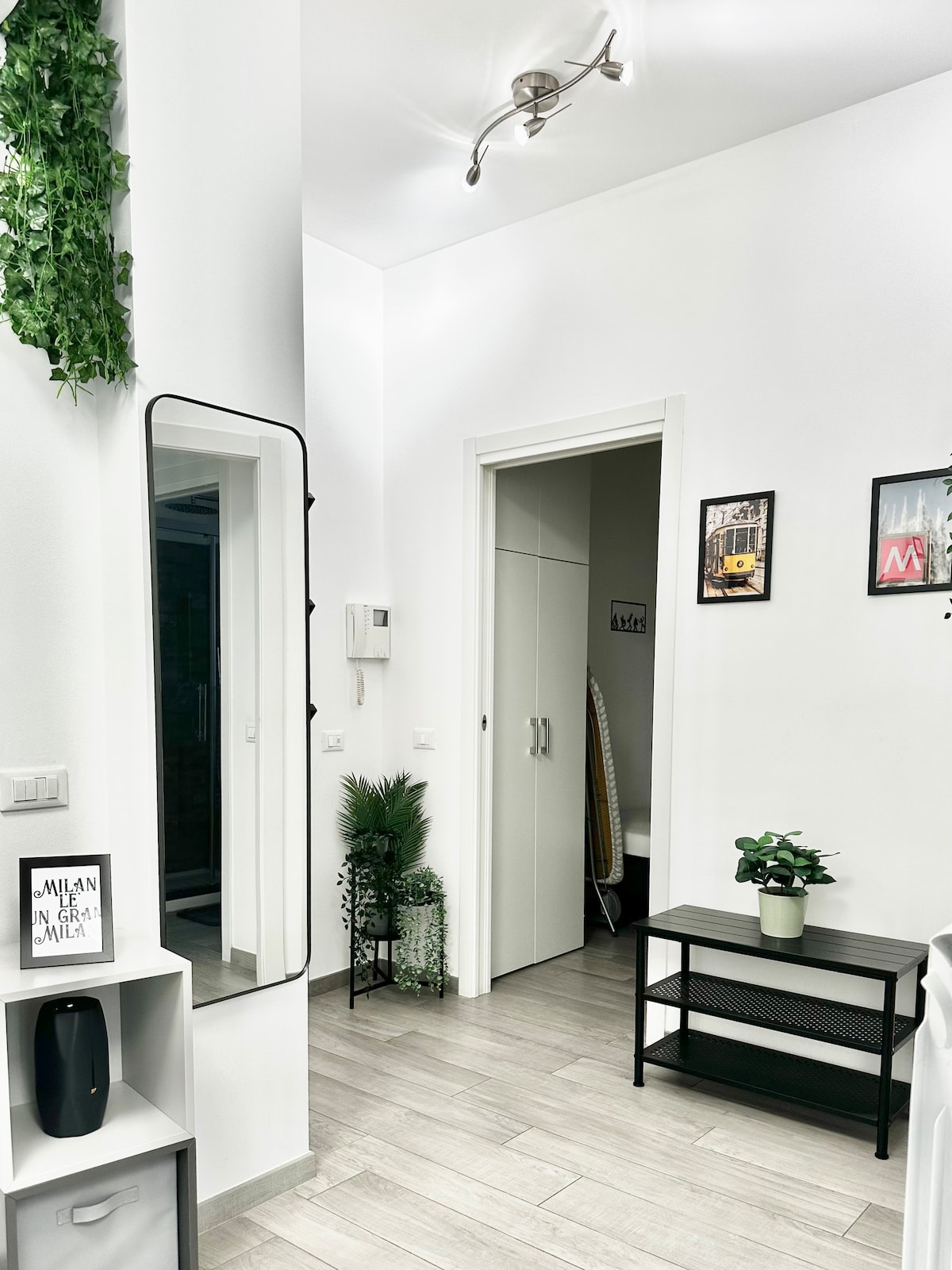 Una entrada abierta conectada con el salón y la cocina. Sofá cama en esta zona.