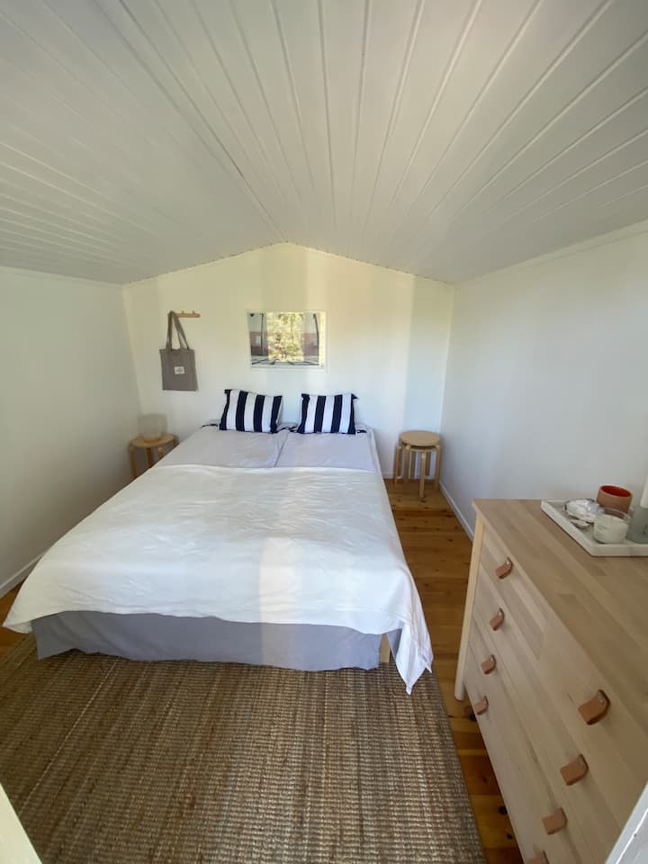 تقع غرفة النوم 2 في كوخ صغير على قطعة الأرض، وصندوق من الأدراج متاح لتخزين الملابس. سطح خاص في الخارج