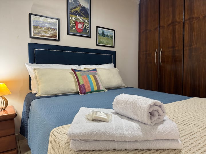 舒适的双人床，配有柔软的床上用品，让您度过宁静的夜晚。
空调环境，全年任何时候都能确保舒适。
独立卫生间，配备热水淋浴和必需品。