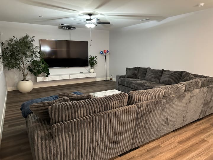Large Retreat Near Casino & Farm - Bakersfield, CA
