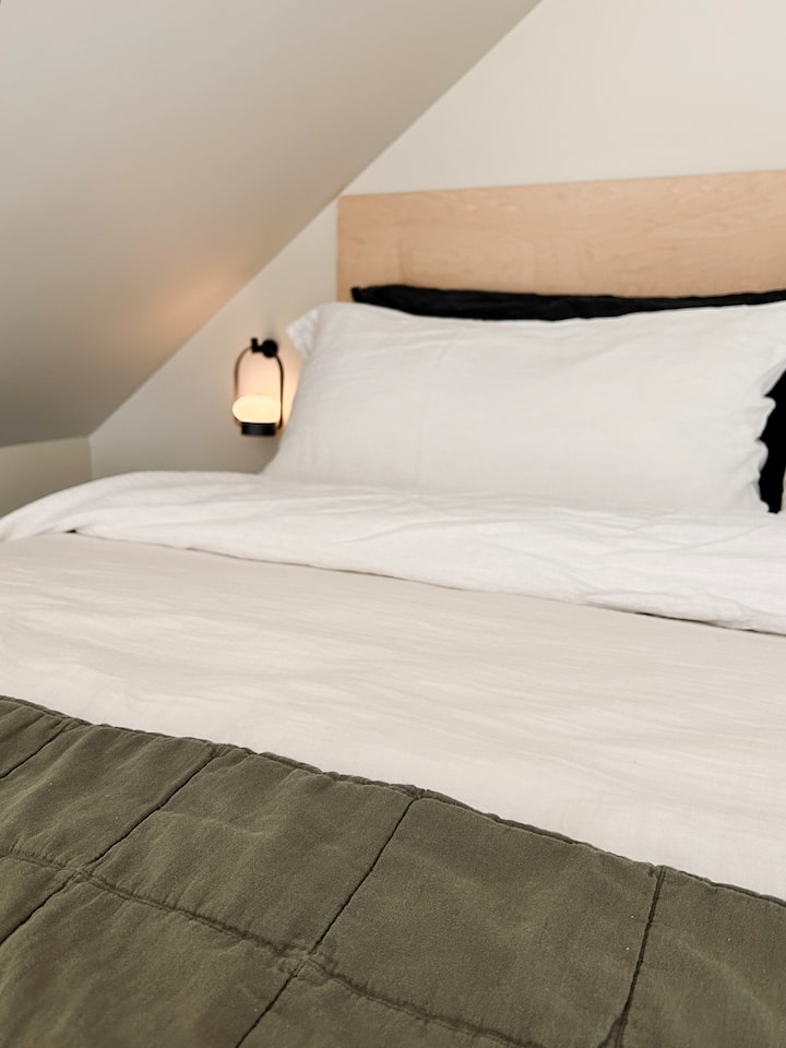 King size bed in the cabin loft. The sturdy loft does not have a railing and is classified as “USE AT YOUR OWN RISK” a ladder must be climbed to access the bed.

It’s cozy and comfy, but we don’t want anyone to arrive and be surprised :)