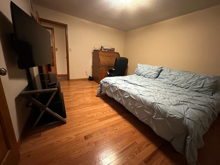 Quarto com cama king ajustável e TV de 55"
