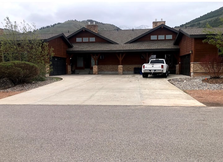 Spacious Golf Course Retreat | 5BR • Game Room