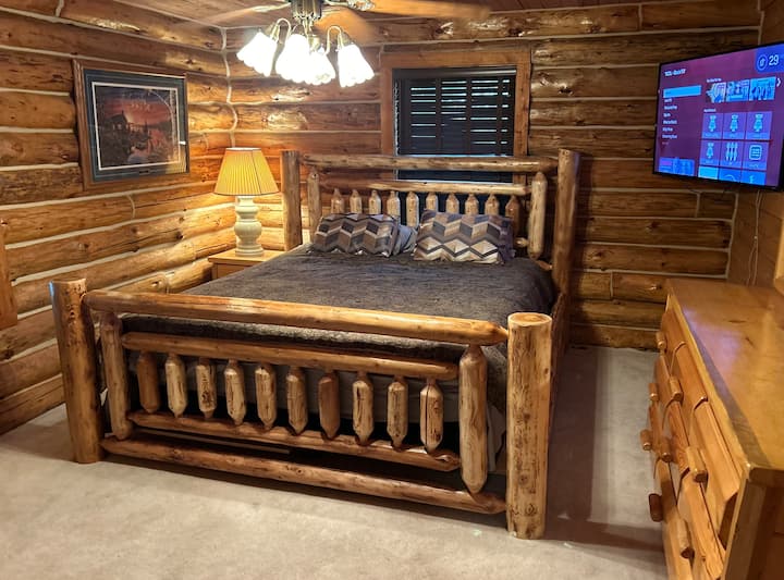 Furahia usingizi wa starehe wa usiku kwenye kitanda chetu cha Tempur-Pedic California King.  Kitanda hiki kina fremu mpya ya logi ya kijijini. 