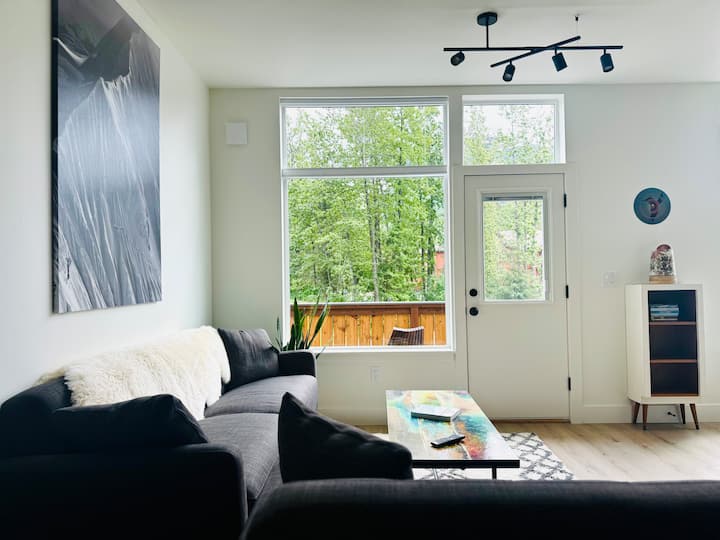 Artist Lounge 
Modern Townhouse Girdwood, Ak - Girdwood, AK