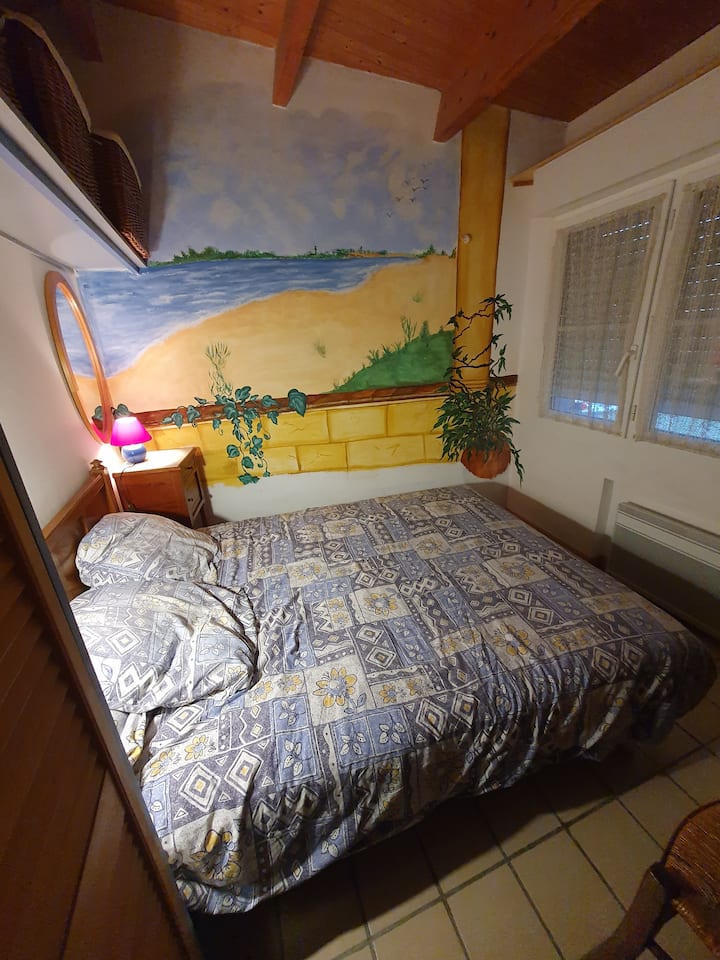 Spálňa s manželskou posteľou Queen, komodou a šatníkom. 