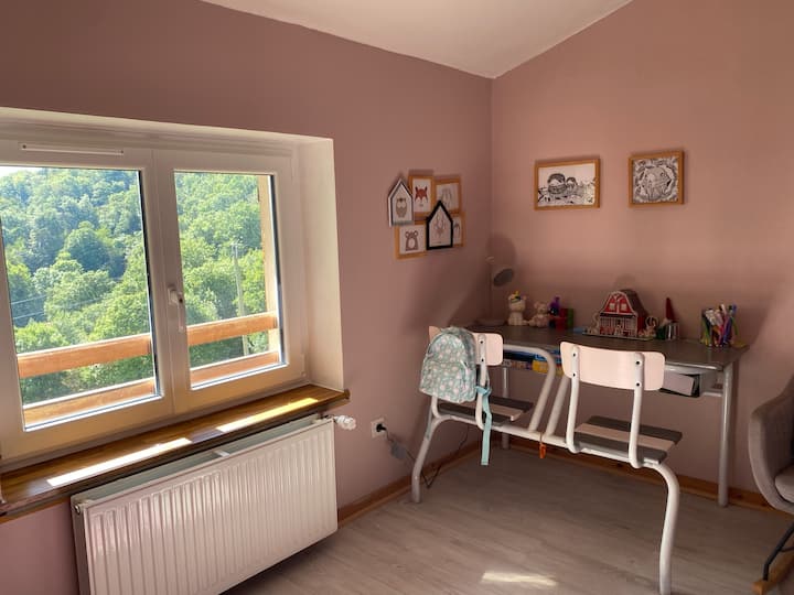 Dječja soba opremljena radnim stolom i igrama za djecu od 0 do 4 godine 