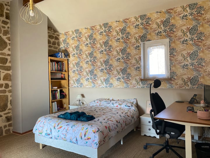 Glavna spavaća soba s bračnim krevetom dimenzija 140 × 190 cm i udobnim madracem. Polica za knjige u blizini
Krevet je namješten po dolasku