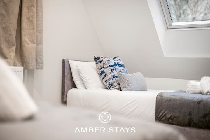 עם מיטה רכה ונוחה וחלל שקט שבו אפשר להירגע.