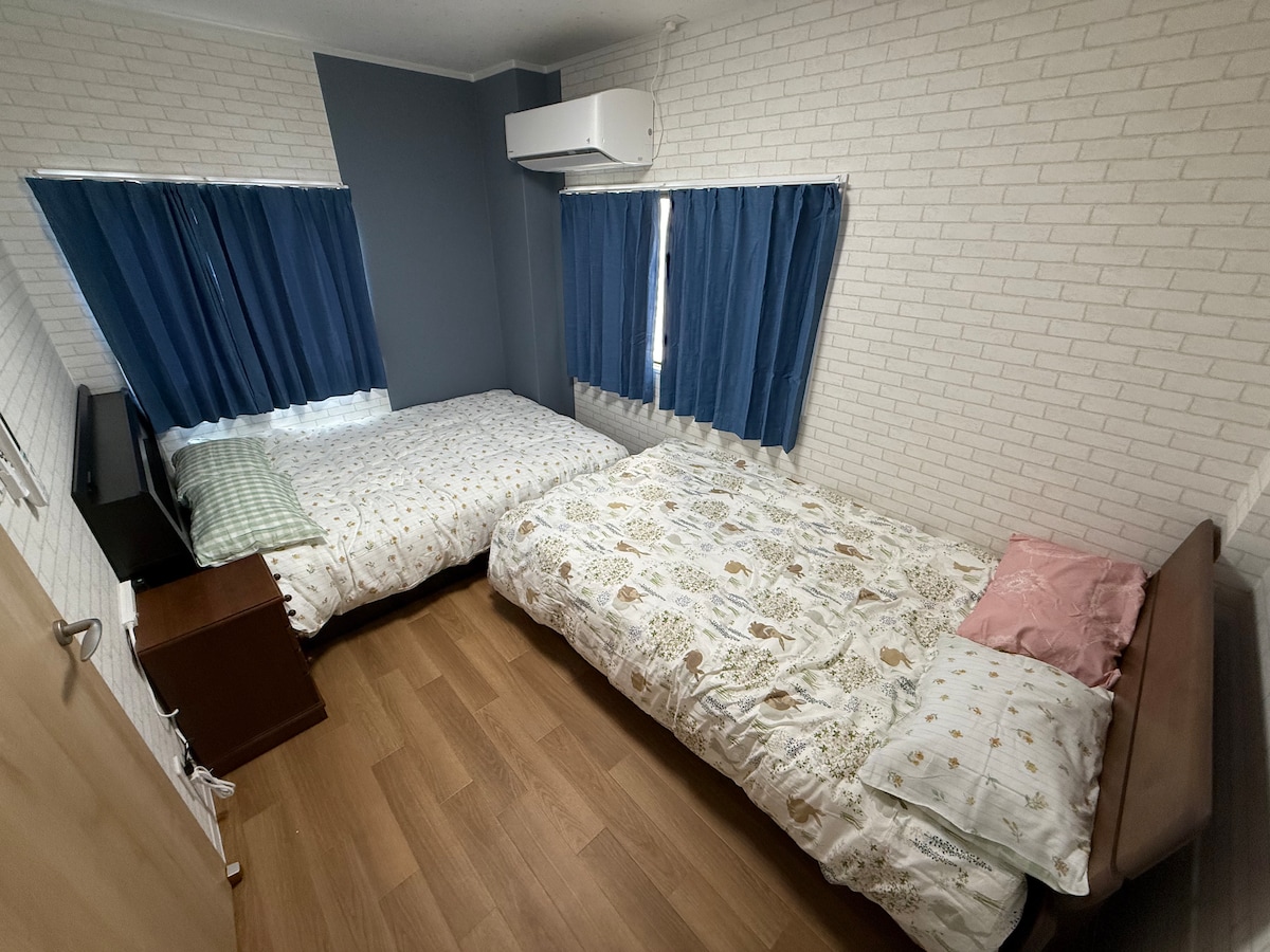 إنه في الطابق الثالث.