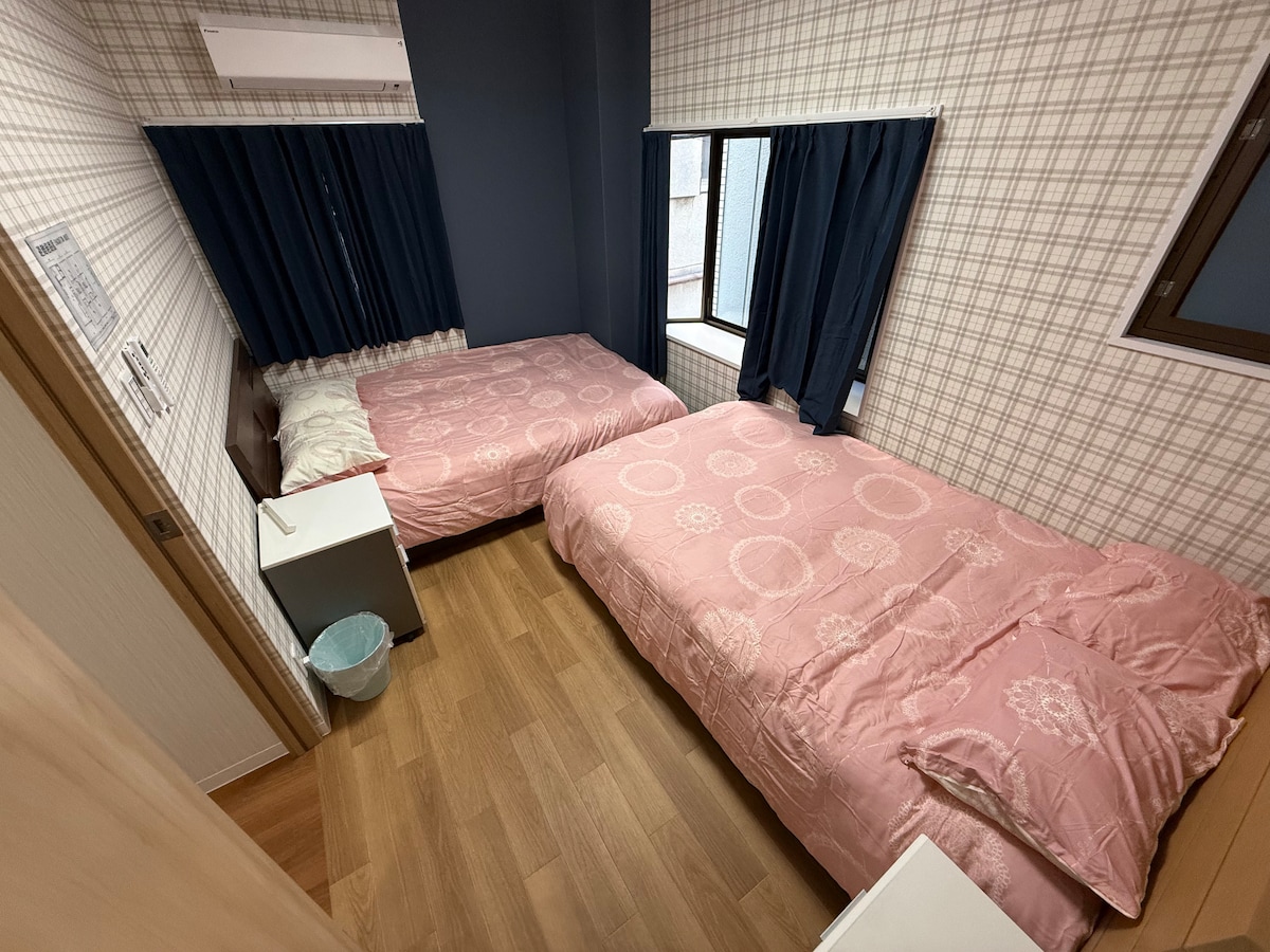 يقع في الطابق الثاني