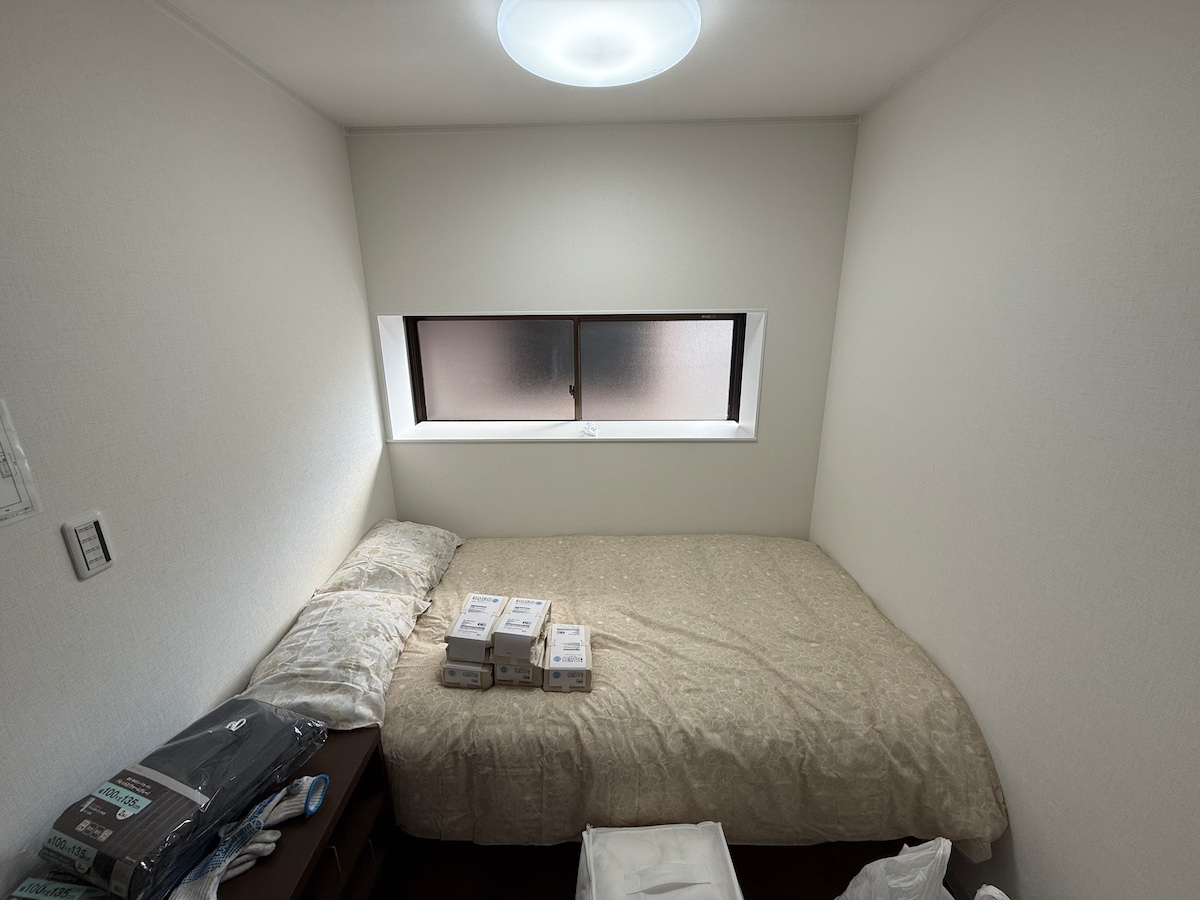 تقع في الطابق الأول من المنزل المتصل بغرفة الطعام.