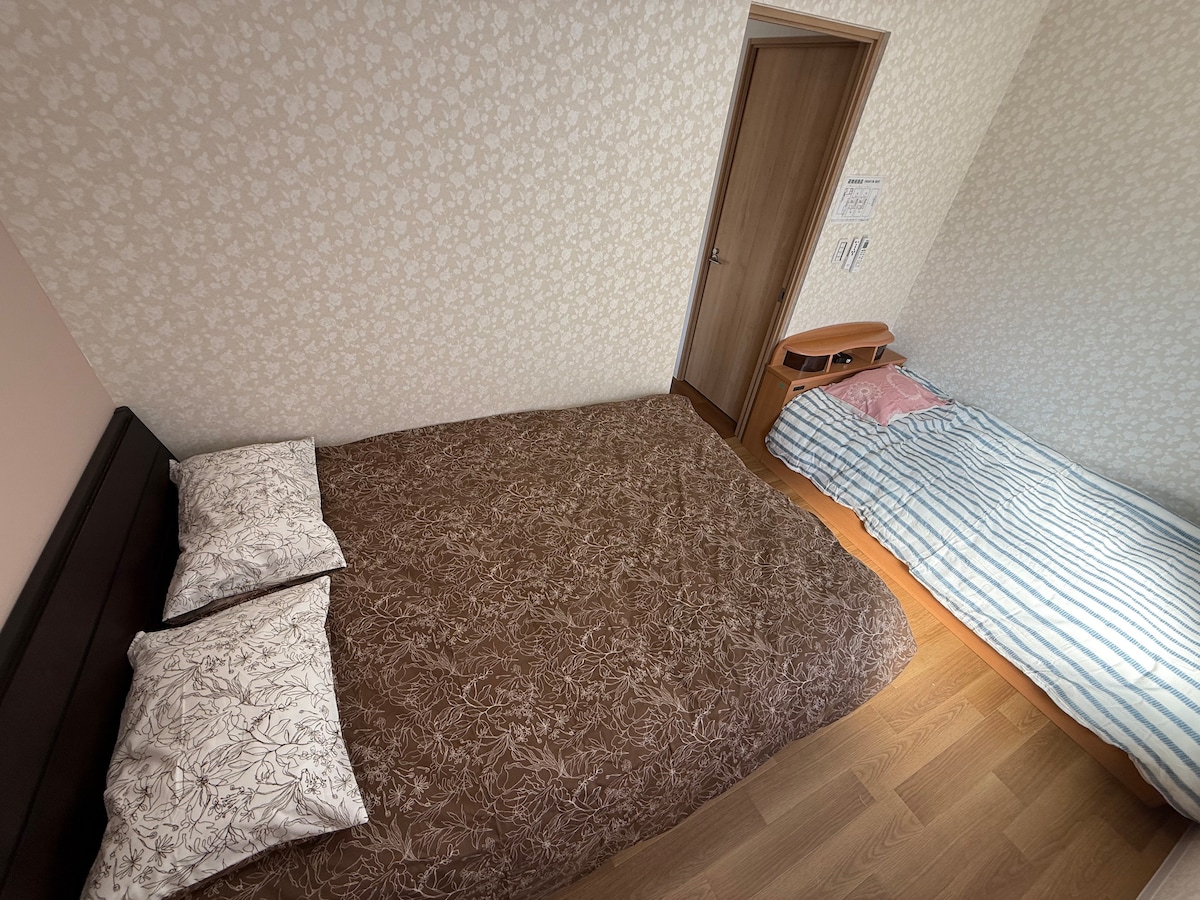 إنه في الطابق الثالث