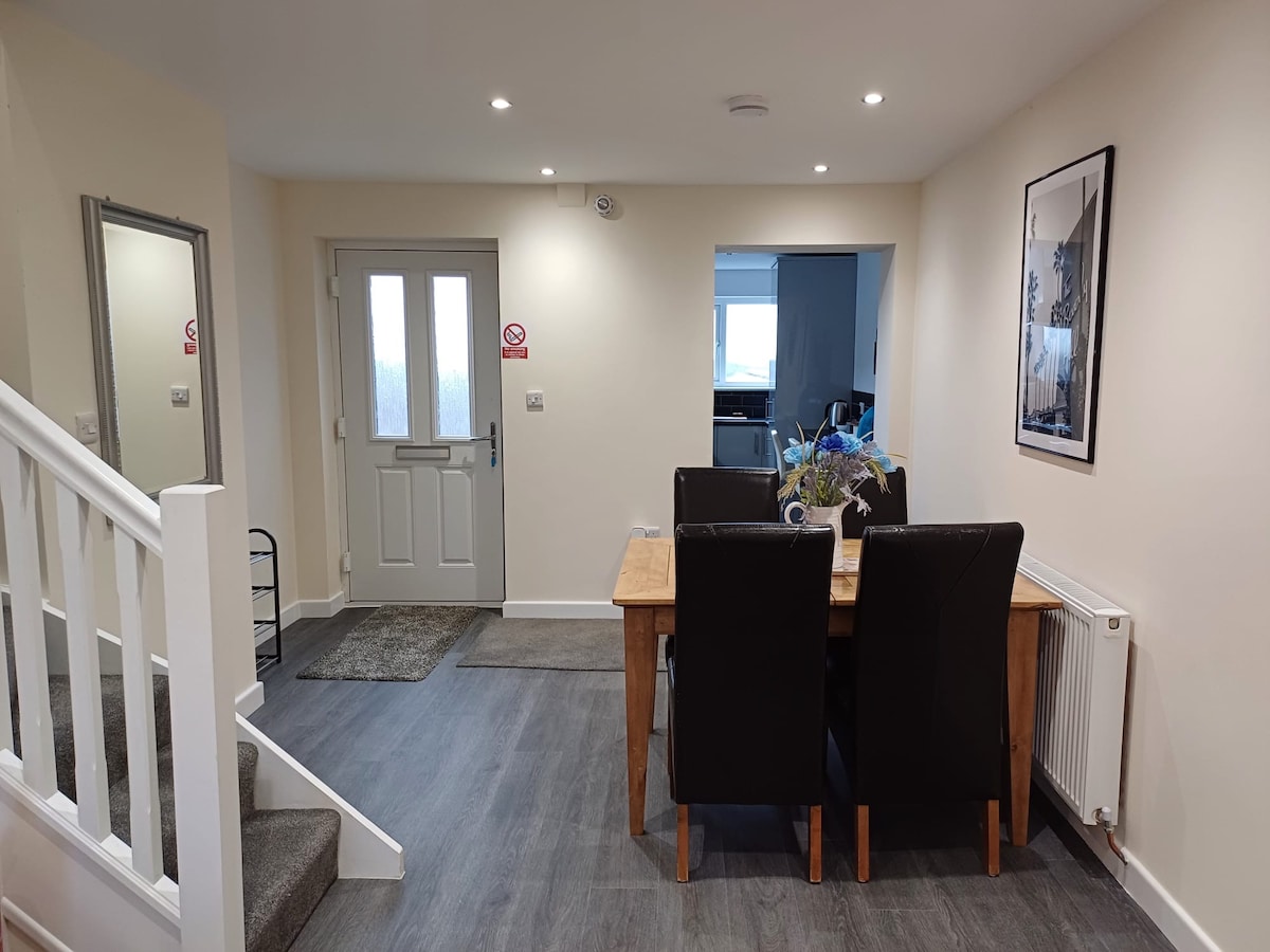 Top Airbnb: Luxury Apartment - Above iconic High Lane Oatcakes in City Of Stoke On Trent