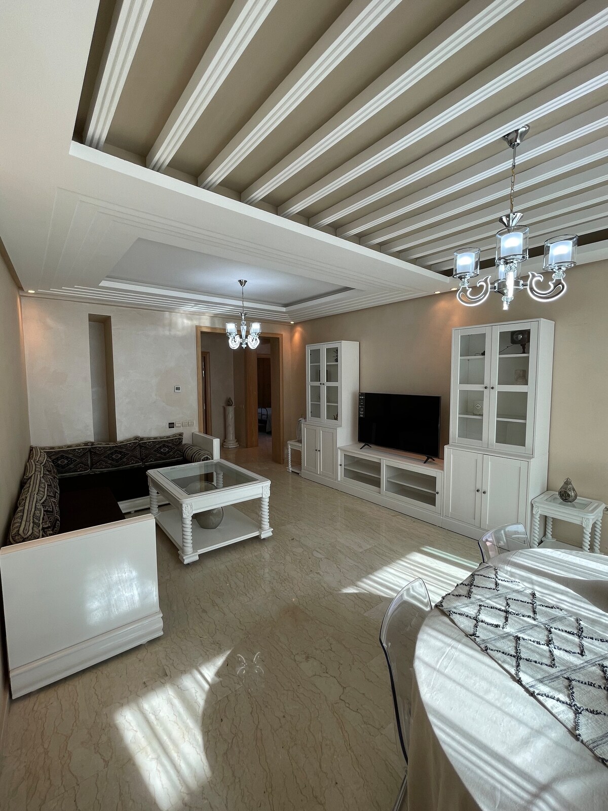 Technische Analyse Dashboard mit Casino-Daten und Diagrammen auf einem Bildschirm