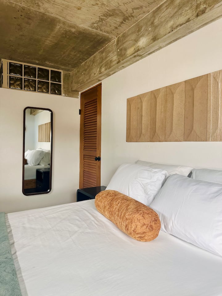 Design bien pensé avec un miroir pleine longueur et un placard spacieux juste à côté du lit. Le placard est assez spacieux pour accueillir une grande valise, ce qui facilite le déballage et l'installation.