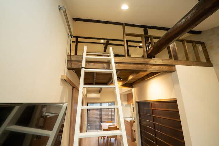 Do potkrovlja možete doći ljestvama u prvoj spavaćoj sobi. 

Imajte na umu da visina mora biti manja od 175 cm(5,9), a starije osobe ili vrlo mala djeca ne smiju se penjati iz sigurnosnih razloga. 