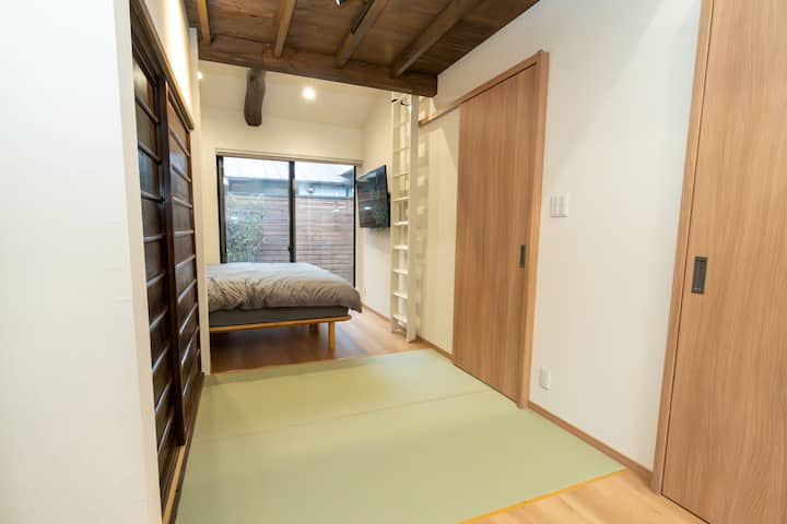 Gosti mogu uživati u spavanju tatamija. 
Ovdje možete postaviti krevet za JEDNU osobu (madrac/poplun/jastuk).
