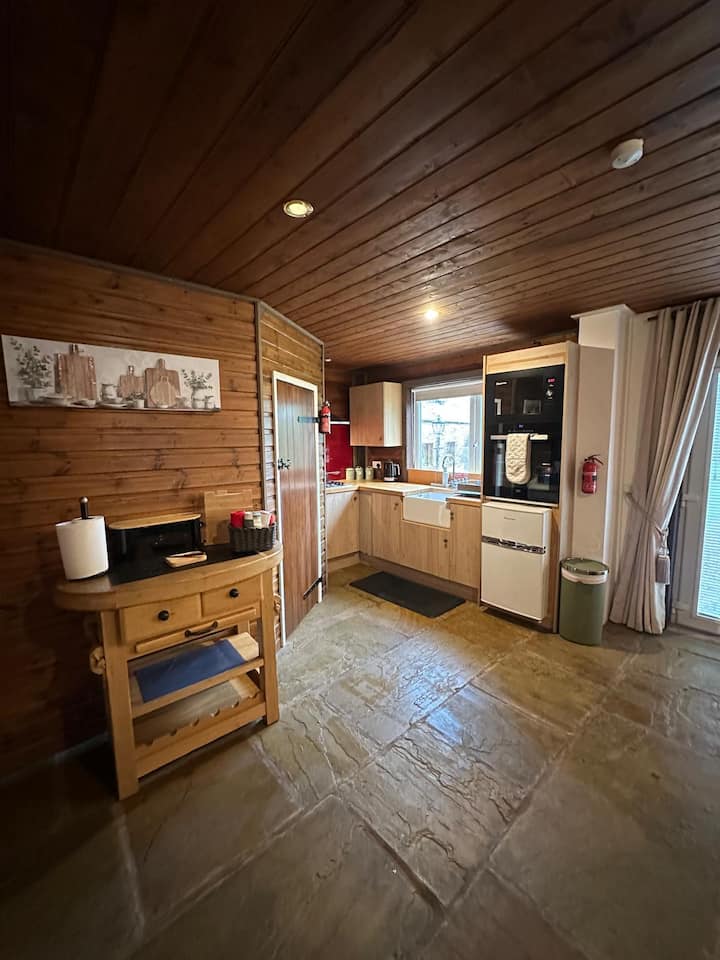 منطقة مطبخ مع كتلة جزارين لإعداد وجباتك.