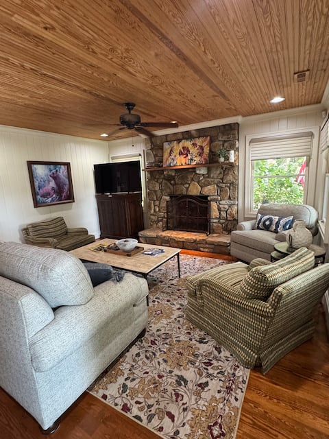 Top performing Airbnb: Knob Creek Cottage in Glenville
