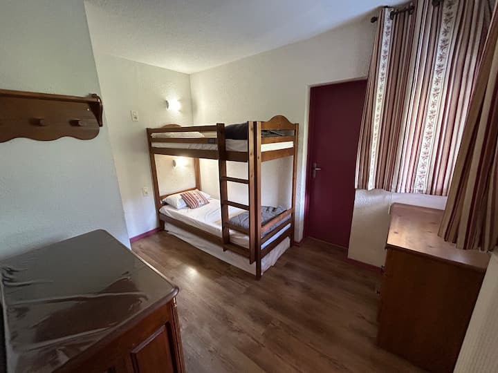 Habitación infantil con literas de 90x190 (armario y cómoda), con acceso al baño.