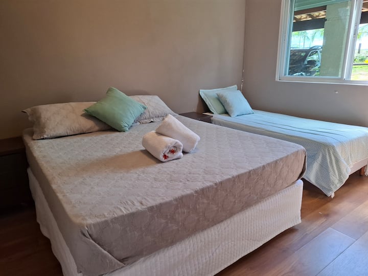 Záhradný apartmán
Táto izba sa nachádza na 1. poschodí nášho bývania a poskytuje ľahký prístup pre hostí s obmedzenou pohyblivosťou. Má pohodlnú a priestrannú posteľ pre 2 osoby, možnosť ďalšieho matraca na podlahe.