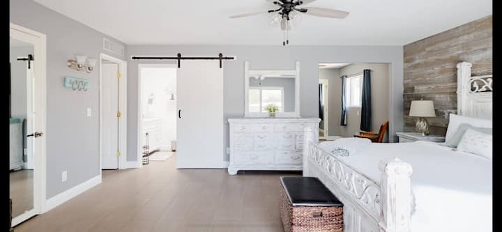 חדר שינה ראשי עם חדר מחשב/אזור ספה לפרטיות ונוחות.  